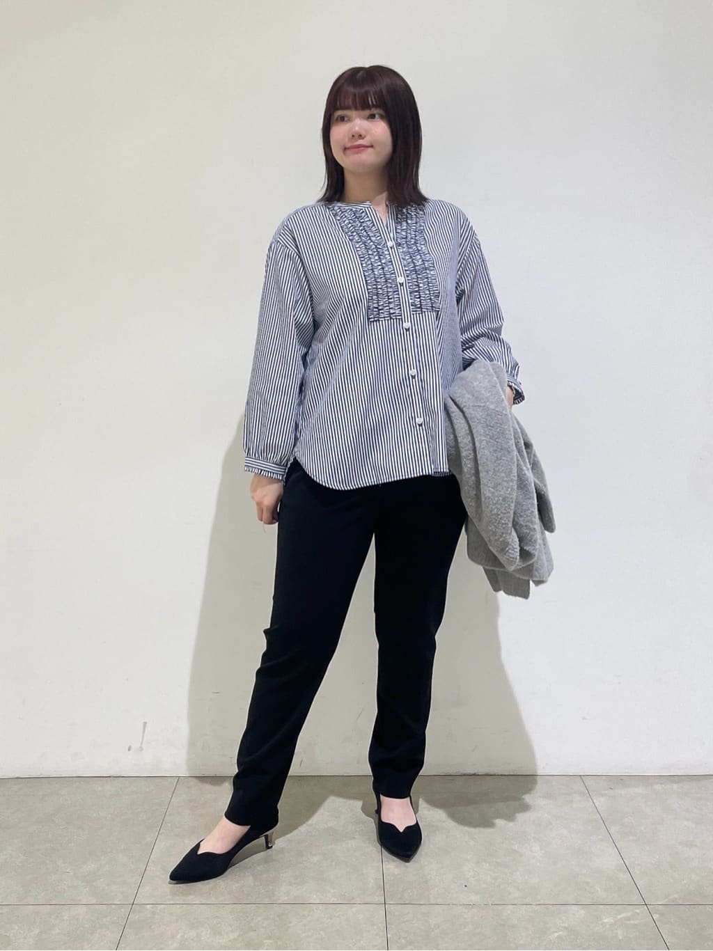emikaさんの「INDIVI｜人気NO.1【褒められパンツ／高ストレッチ／ウエストゴム】タックテーパードパンツ」を使ったコーディネート