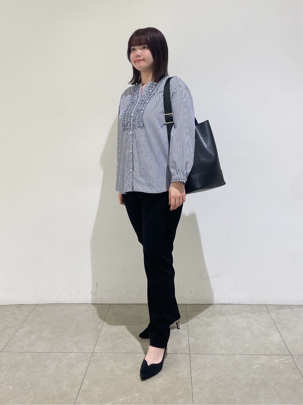 emikaさんの「INDIVI｜人気NO.1【褒められパンツ／高ストレッチ／ウエストゴム】タックテーパードパンツ」を使ったコーディネート