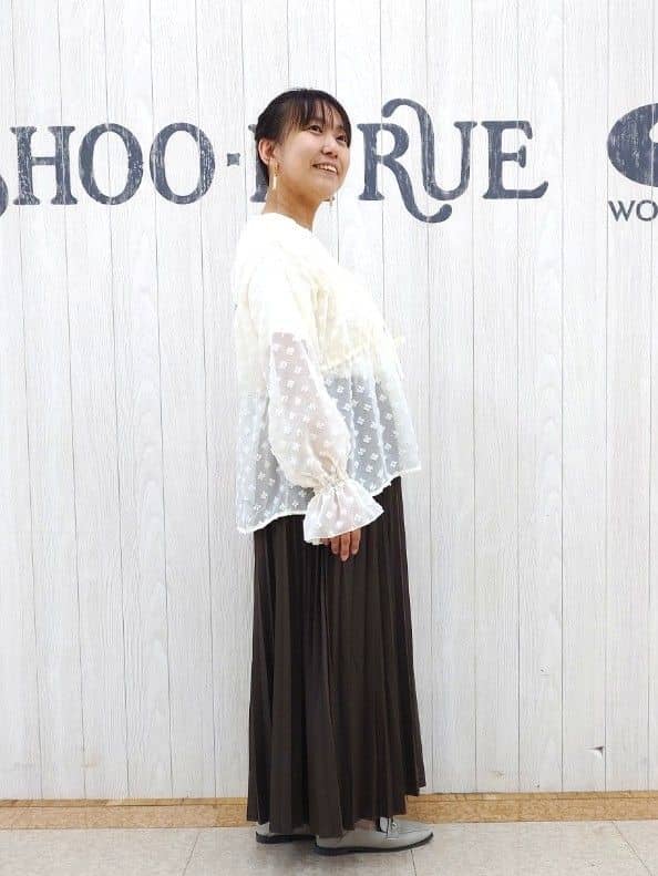 とろろさんの「SHOO･LA･RUE｜華やかにさをプラスする シアードビー シャーリングブラウス」を使ったコーディネート