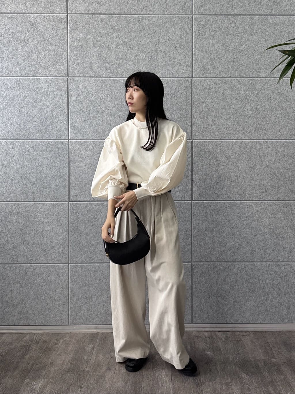 rinaさんの「INDIVI｜【MILLELA FIRENZE】ショルダームーンバッグ」を使ったコーディネート