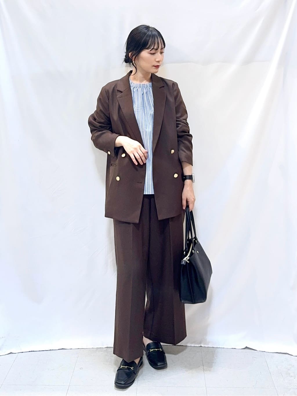 𝐇𝐢𝐫𝐨𝐦𝐢さんの「SHOO･LA･RUE｜【S-LL】キャンディースリーブが女性らしい マルチストライプブラウス」を使ったコーディネート