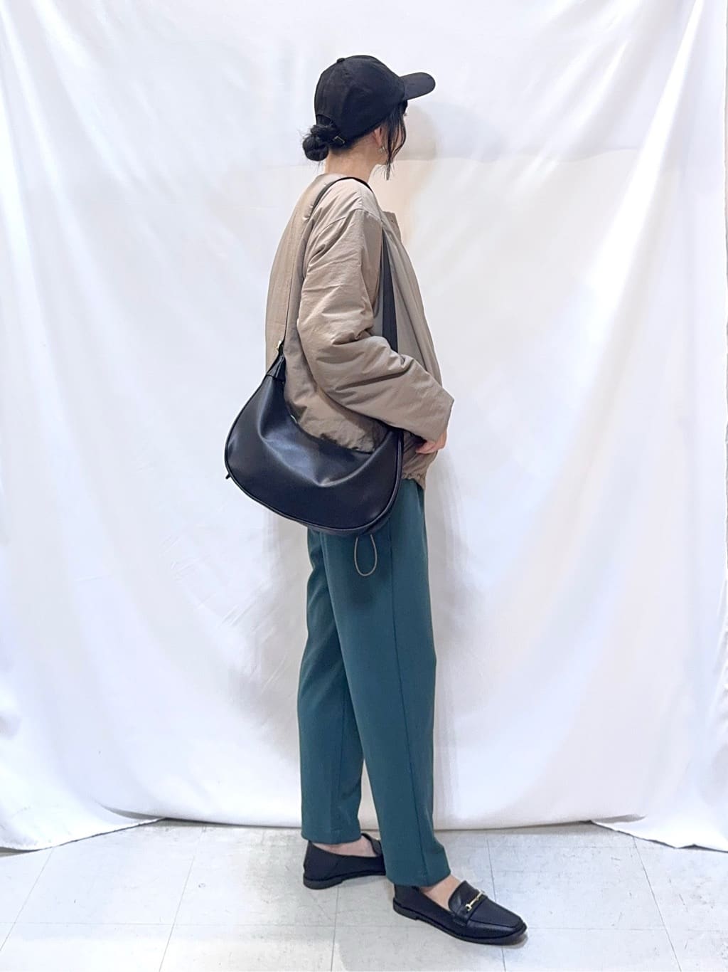 𝐇𝐢𝐫𝐨𝐦𝐢さんの「SHOO･LA･RUE｜【洗濯機可/ちくちくしにくい】大人のための スウェットライク刺繍ロゴニット」を使ったコーディネート