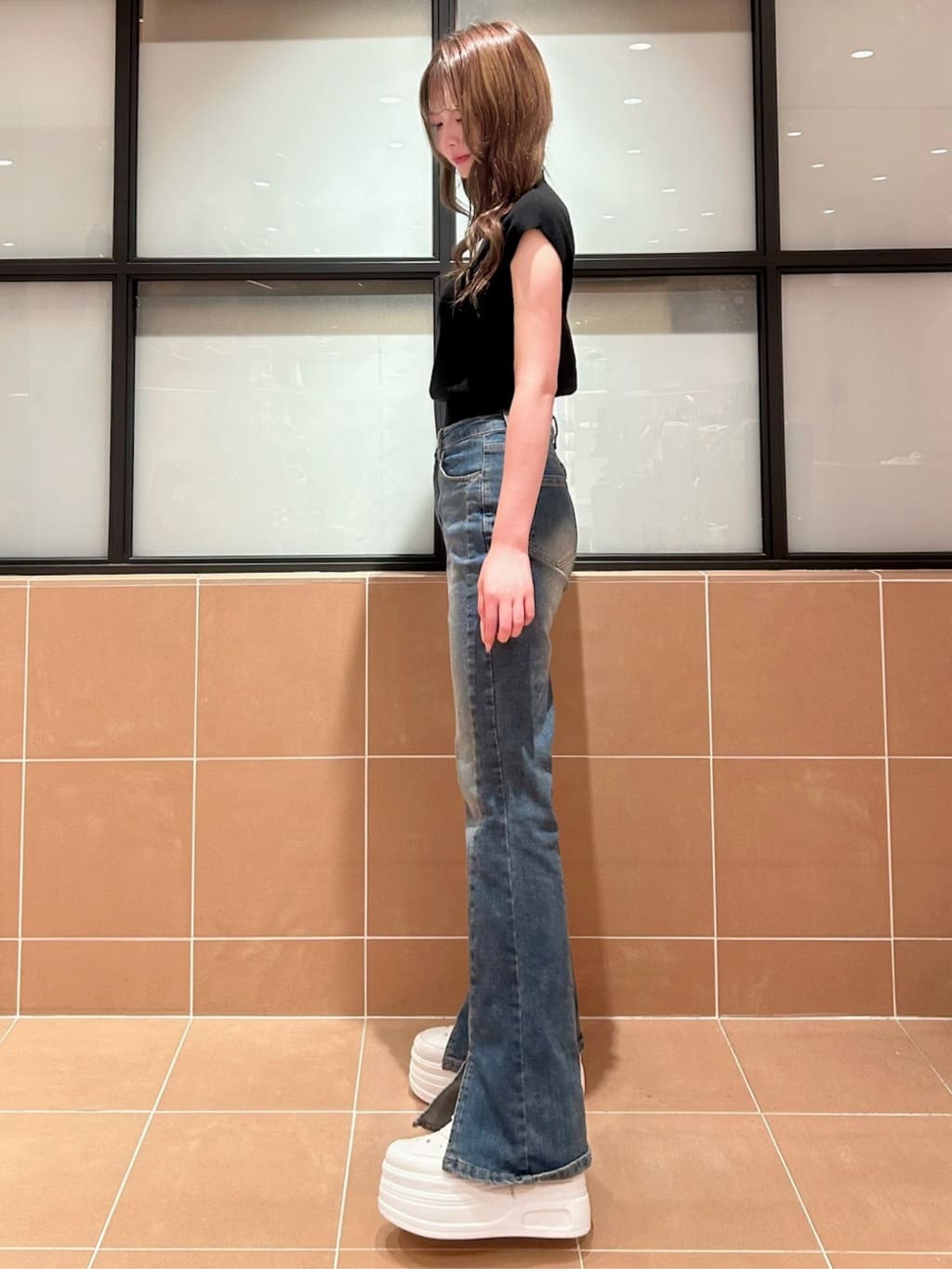 Arisaさんの「ESPERANZA｜【EC先行販売】きゅんフィット厚底フラットキルティングスタッズスニーカー」を使ったコーディネート