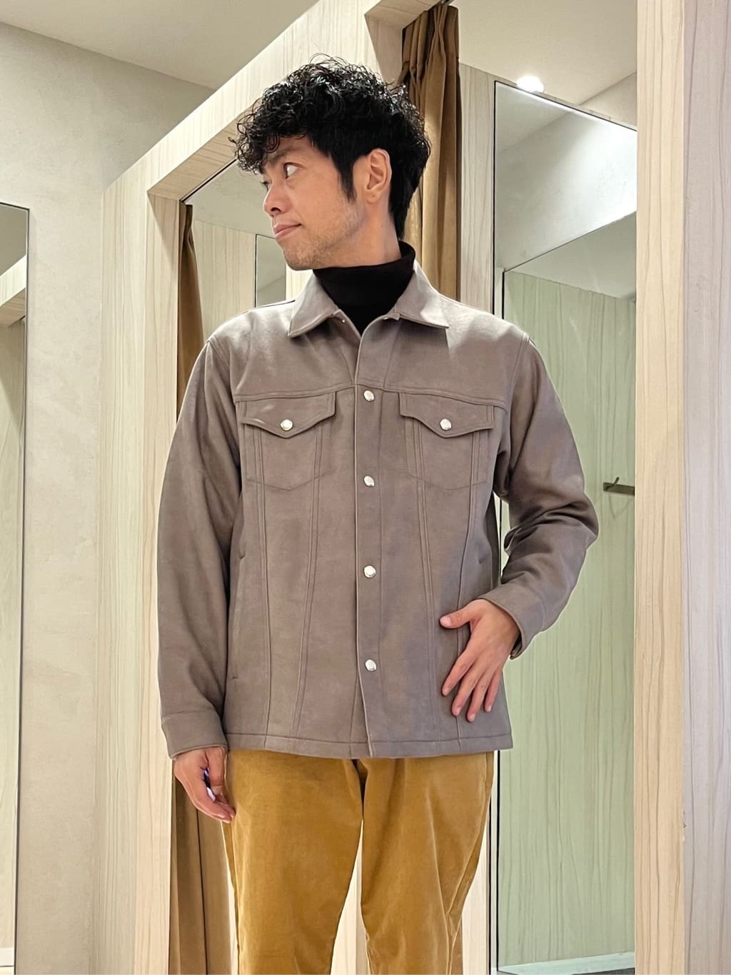 URAさんの「TAKEO KIKUCHI｜アンチピリング タートルネック ニット」を使ったコーディネート