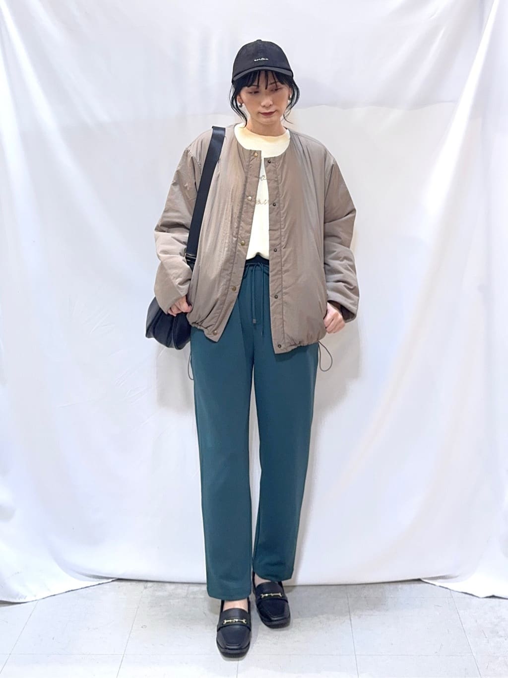𝐇𝐢𝐫𝐨𝐦𝐢さんの「SHOO･LA･RUE｜【洗濯機可/ちくちくしにくい】大人のための スウェットライク刺繍ロゴニット」を使ったコーディネート