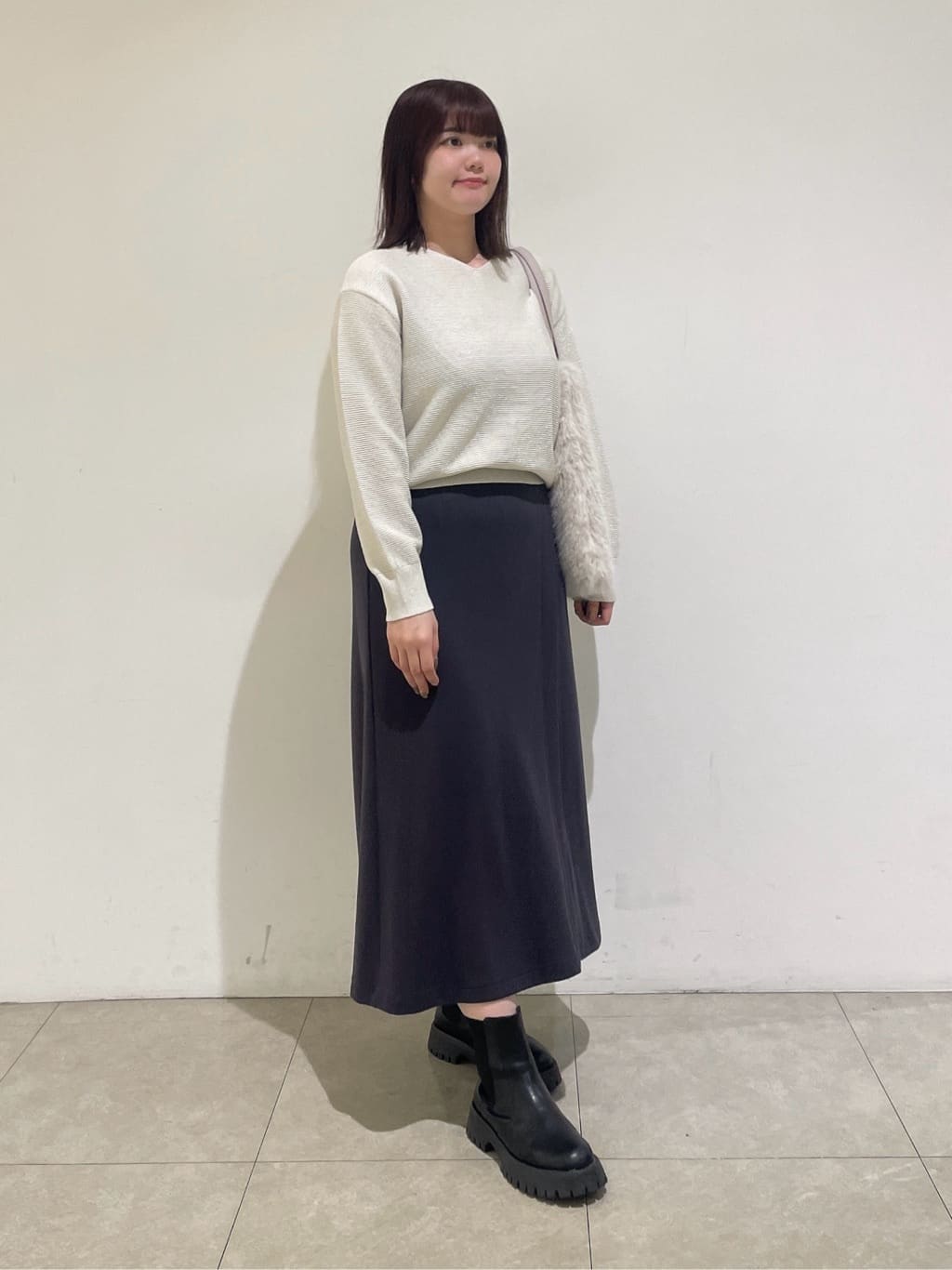emikaさんの「INDIVI｜【ウール混ラメ素材】Vネック煌めきニット」を使ったコーディネート