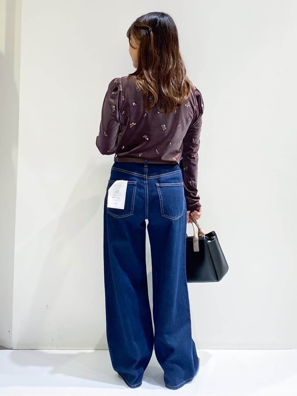 ちぃさんの「OPAQUE.CLIP｜バックシャン小花刺繍ベロアトップス【洗濯機OK】」を使ったコーディネート