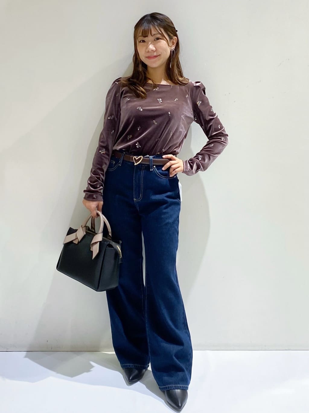 ちぃさんの「OPAQUE.CLIP｜バックシャン小花刺繍ベロアトップス【洗濯機OK】」を使ったコーディネート