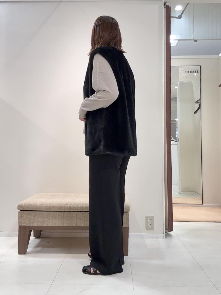 YUIさんの「UNTITLED｜【トレンド/ジレ】フェイクファーベスト」を使ったコーディネート