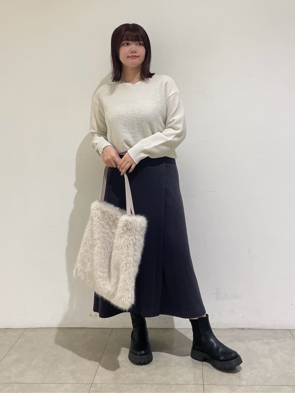 emikaさんの「INDIVI｜【ウール混ラメ素材】Vネック煌めきニット」を使ったコーディネート