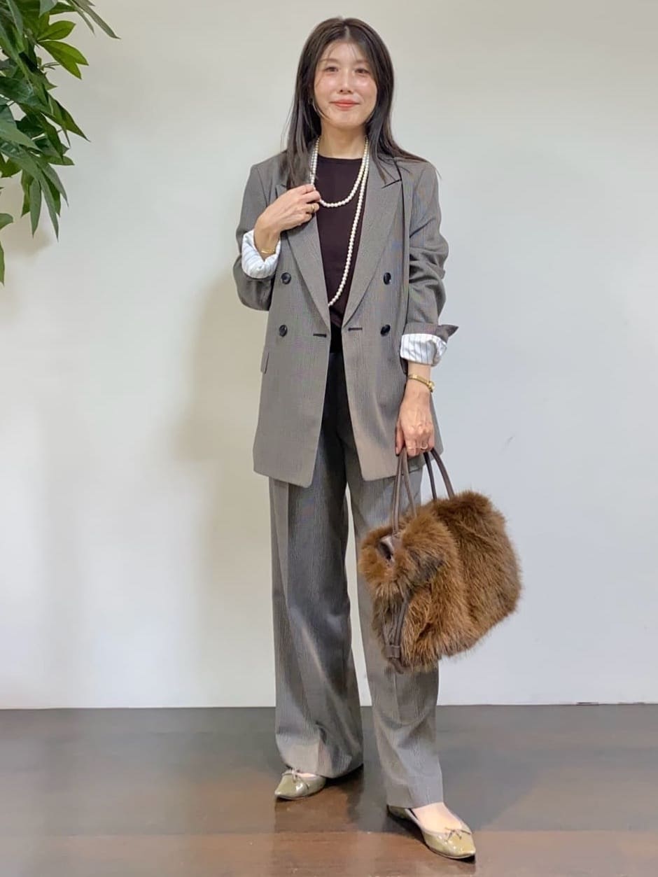 tomoさんの「UNTITLED｜【1枚で着映え/オンオフ着回し】フリルサテンブラウス」を使ったコーディネート