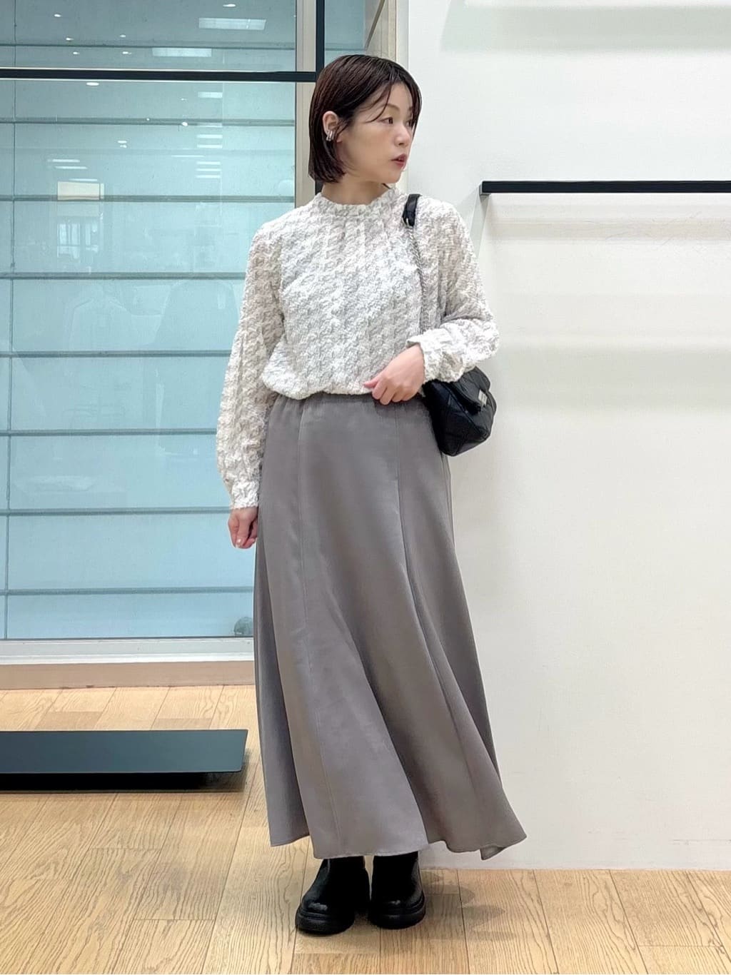 asamiさんの「INDIVI｜【UVケア／セットアップ可能】スエード調サテンスカート」を使ったコーディネート