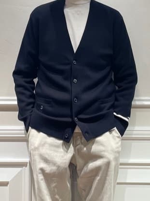 橋本さんの「DRESSTERIOR｜ウォッシャブル コットンカシミヤスムースカーディガン」を使ったコーディネート