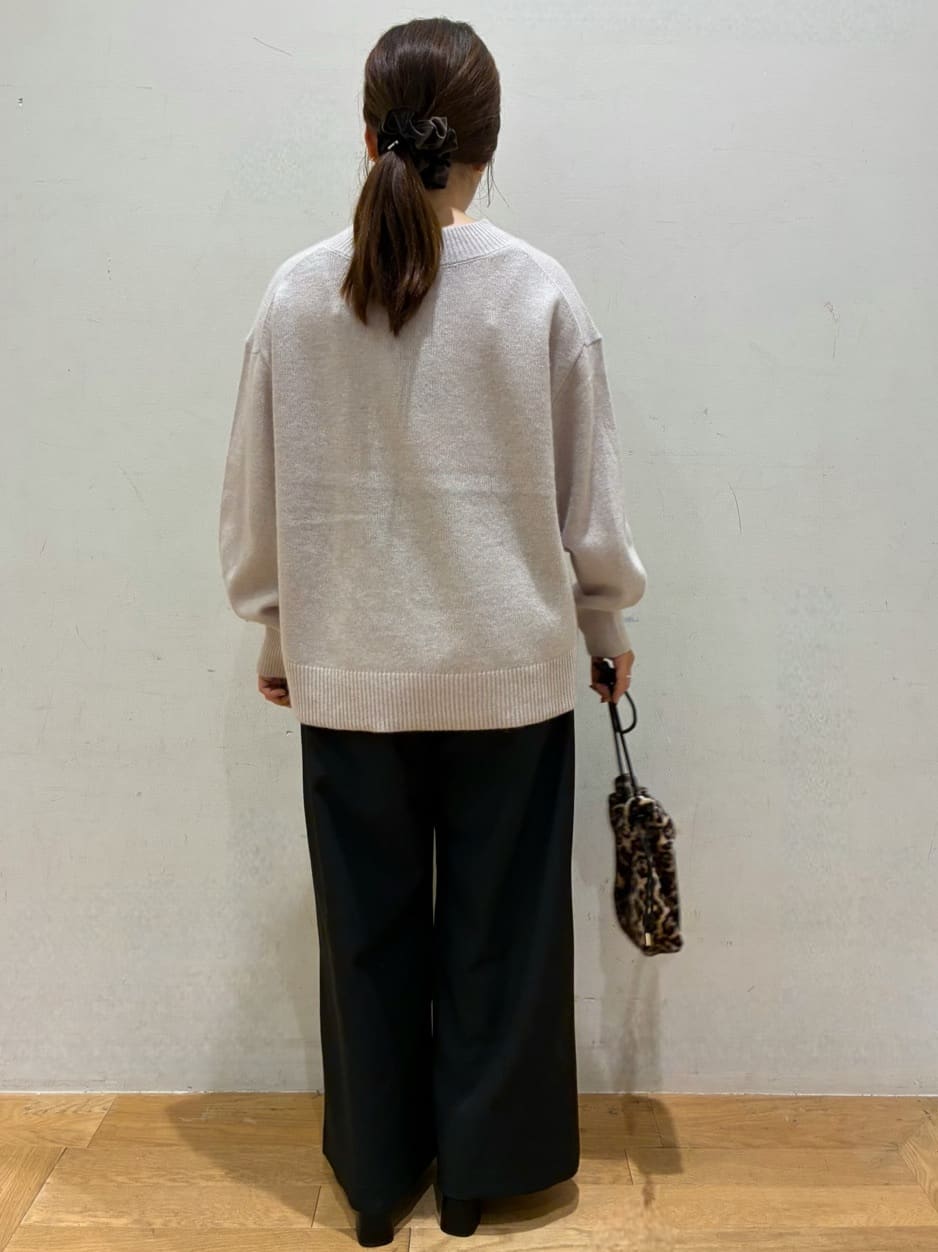 kurumiさんの「OPAQUE.CLIP｜【es】フラッフィーウールVネックニット【洗濯機OK】」を使ったコーディネート