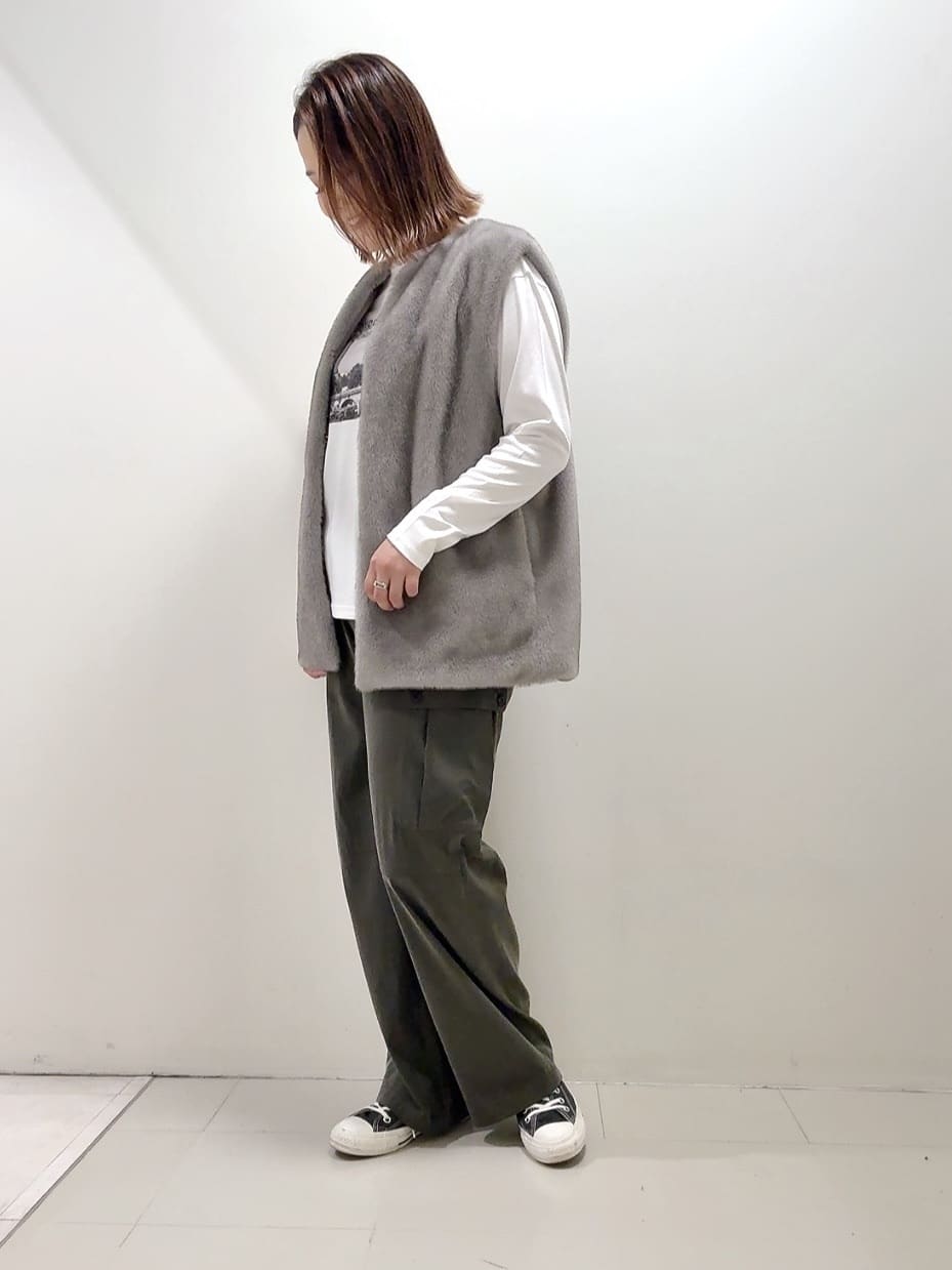 YUIさんの「UNTITLED｜【トレンド/ジレ】フェイクファーベスト」を使ったコーディネート