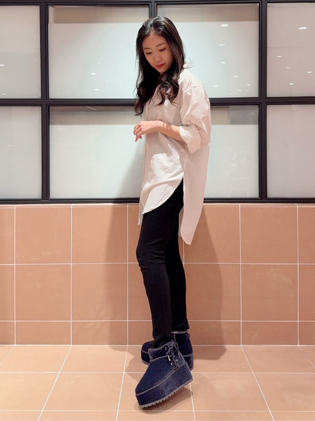kaoriさんの「ESPERANZA｜【EC先行販売】厚底レースアップリボンフェイクムートンブーツ」を使ったコーディネート