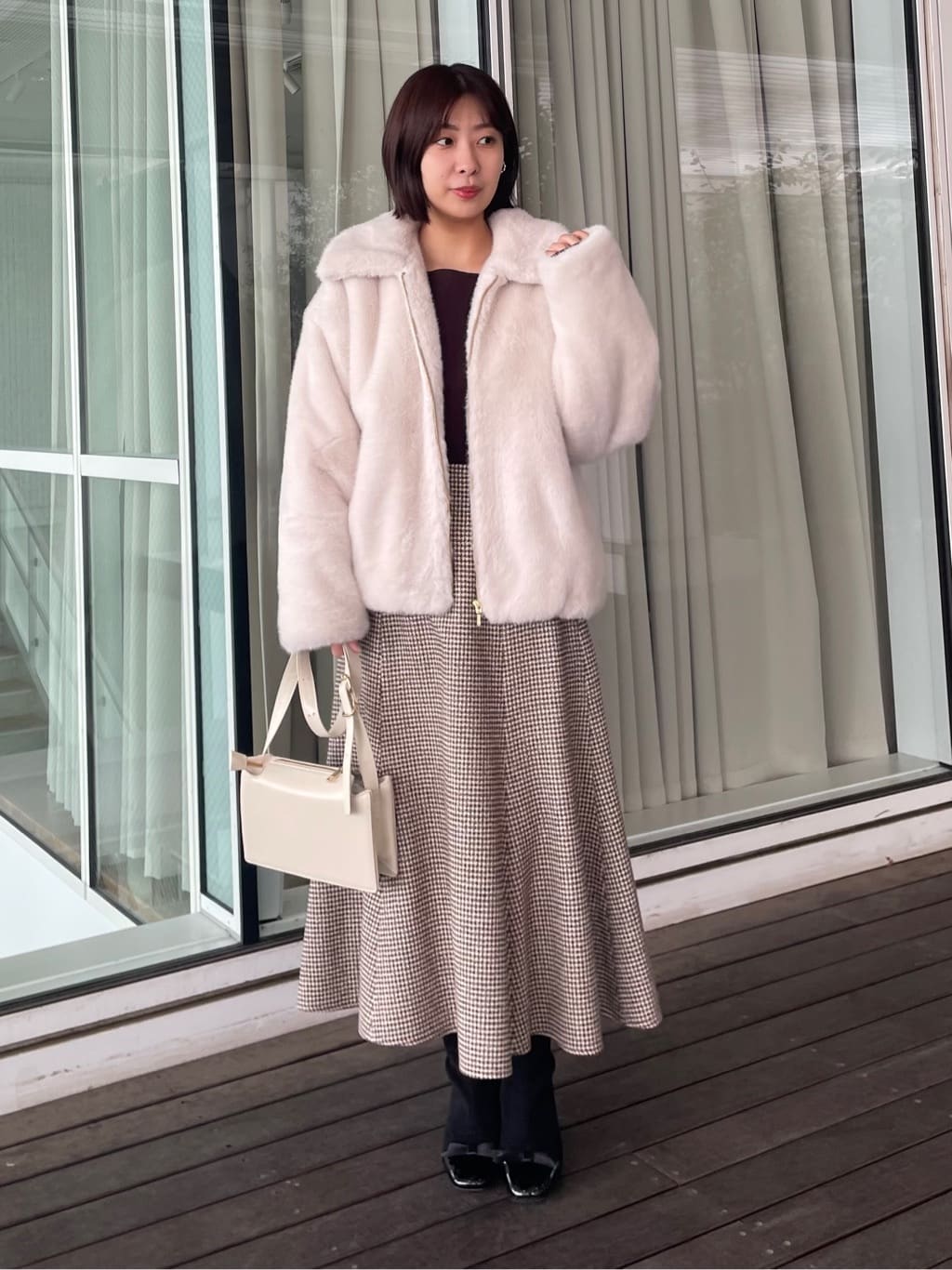 abeさんの「Couture brooch｜【ふわふわ・上品】ミンクフェイクファーアウター」を使ったコーディネート