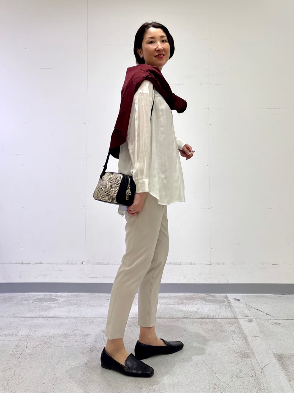 yuriさんの「INDIVI｜【きれいめ／ラメ】シャイニーローン ドレーピーブラウス」を使ったコーディネート