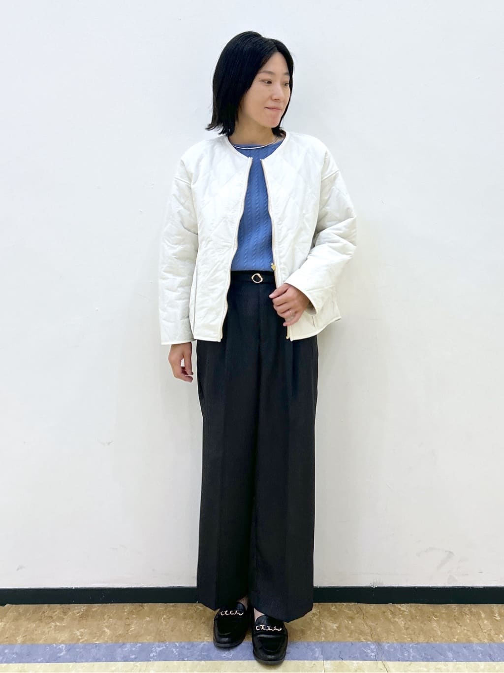 su.さんの「index｜ベルト付き2タックワイドパンツ【洗濯機OK／ストレッチ／防シワ／イージーアイロン】」を使ったコーディネート