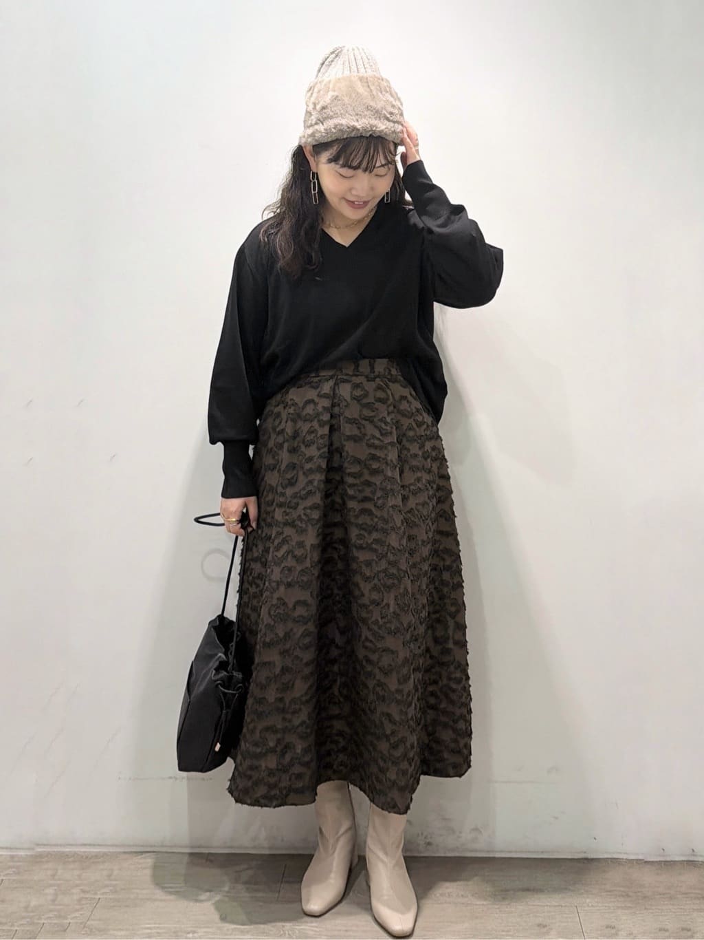 sumicaさんの「OPAQUE.CLIP｜リラクシーVネックニット【洗濯機洗OK】《6col》」を使ったコーディネート