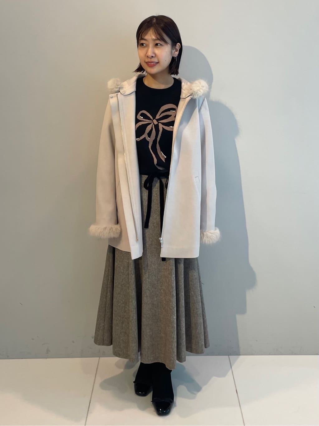 abeさんの「Couture brooch｜【大人可愛い・フード取り外し可能】フードフェイクファー ハーフ丈コート」を使ったコーディネート