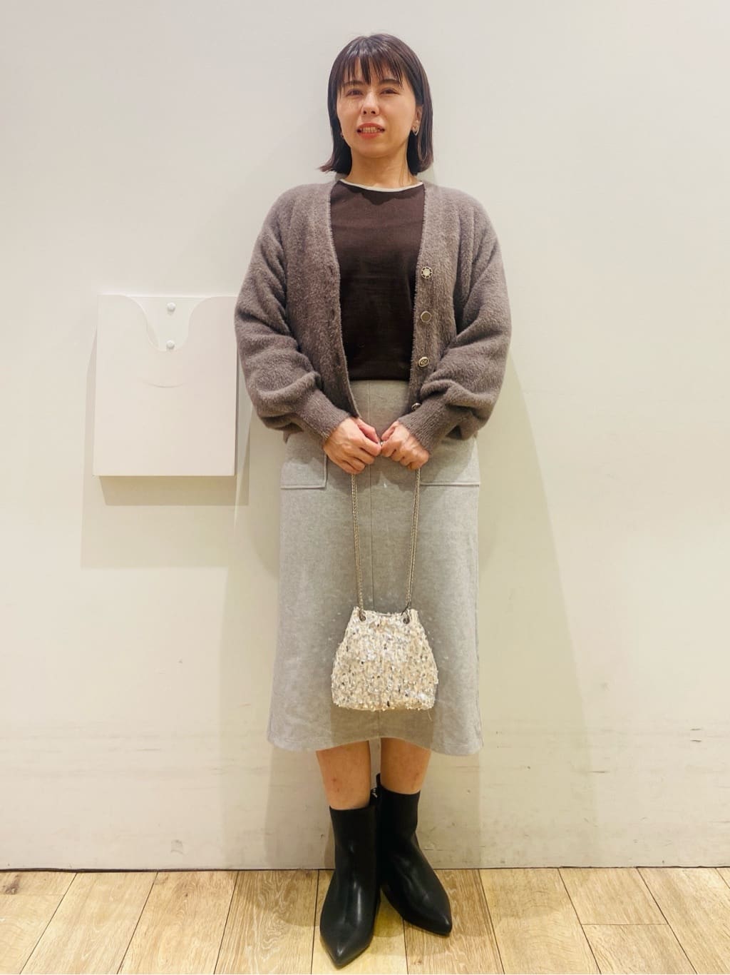YUKOさんの「index｜ラメフェザーヤーンVネックカーディガン【洗濯機OK】」を使ったコーディネート