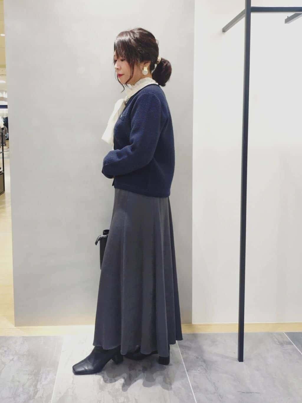 TOMOMIさんの「INDIVI｜【UVケア／セットアップ可能】スエード調サテンスカート」を使ったコーディネート