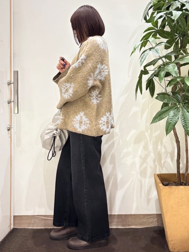 TOWAさんの「SHOO･LA･RUE｜羽織るだけでスタイリングの主役に 起毛柄カーディガン」を使ったコーディネート