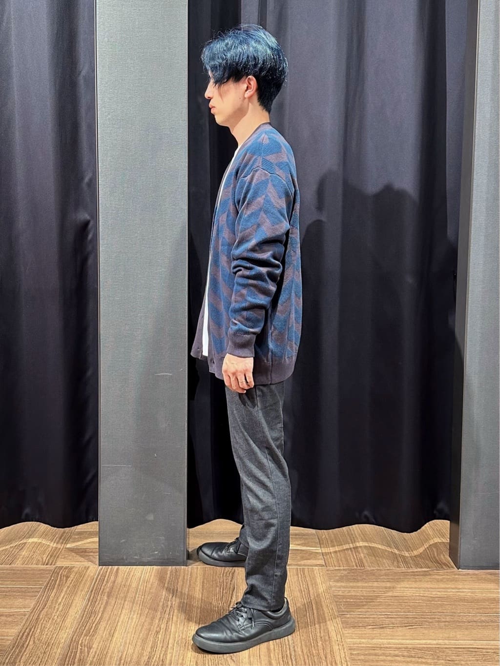 tomoyaさんの「THE SHOP TK｜ヘリンボンニットカーディガン」を使ったコーディネート