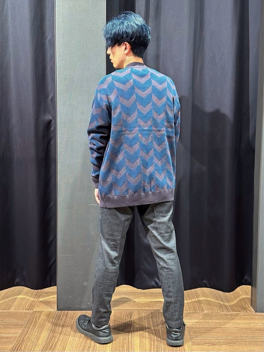 tomoyaさんの「THE SHOP TK｜ヘリンボンニットカーディガン」を使ったコーディネート
