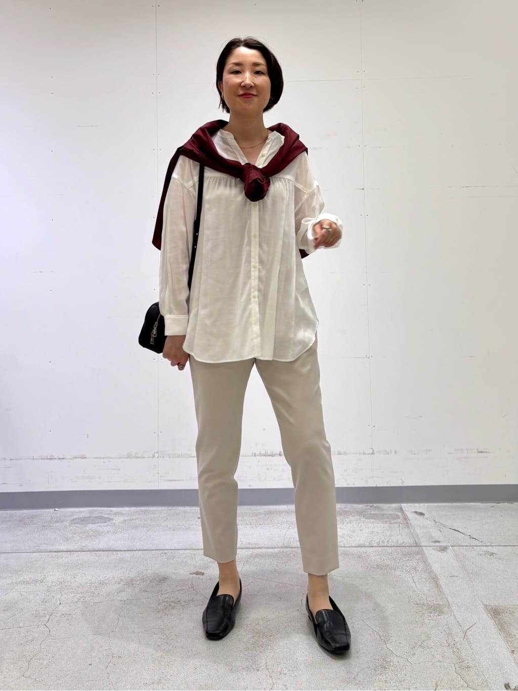 yuriさんの「INDIVI｜【きれいめ／ラメ】シャイニーローン ドレーピーブラウス」を使ったコーディネート