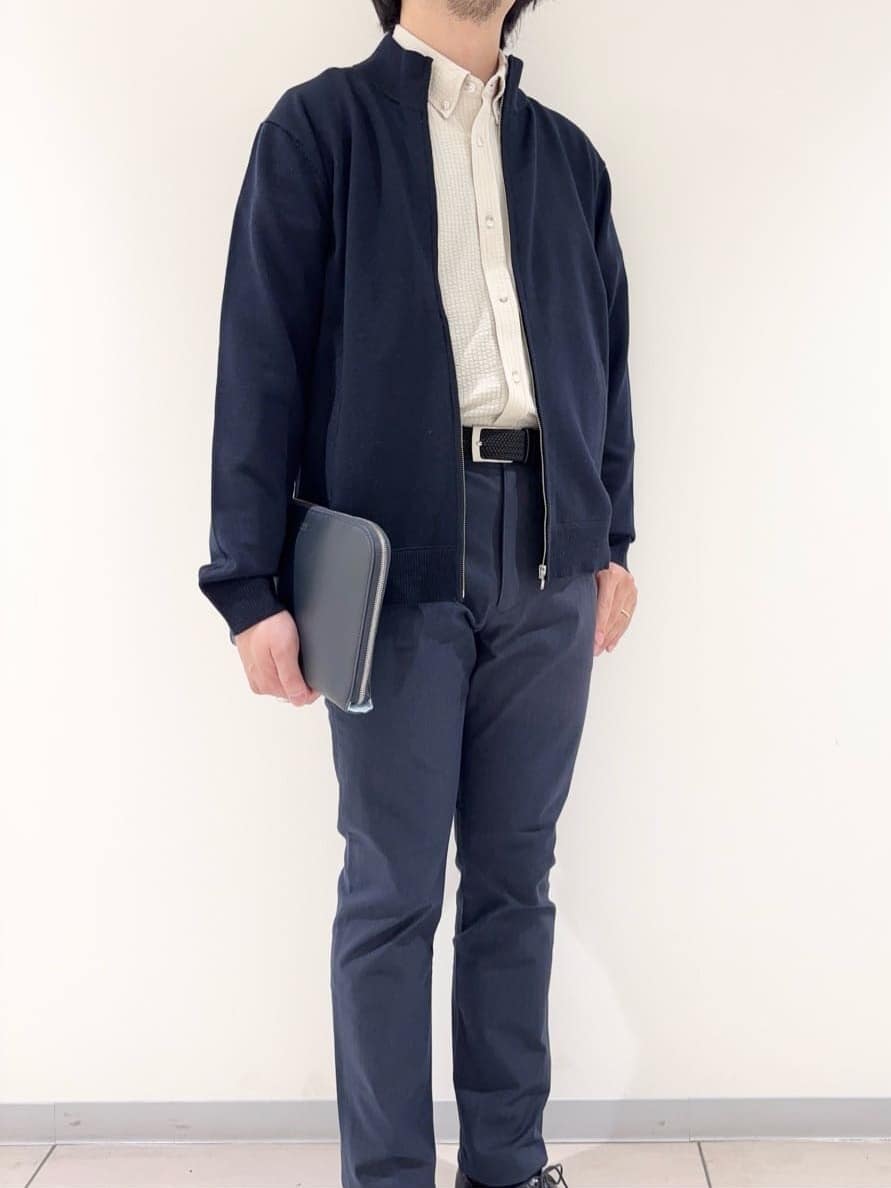 及川さんの「TAKEO KIKUCHI｜アンチピリング ジップアップ ニット」を使ったコーディネート