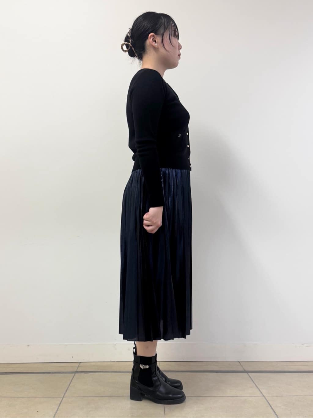 なかもとあきさんの「DRESSTERIOR｜◆【洗える/ストレッチ性/オンオフ】箔プリントプリーツスカート」を使ったコーディネート