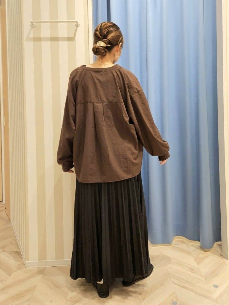 Ikumiさんの「SHOO･LA･RUE｜【洗濯機可】羽織りにもなる ビックポケットVネックシャツ」を使ったコーディネート