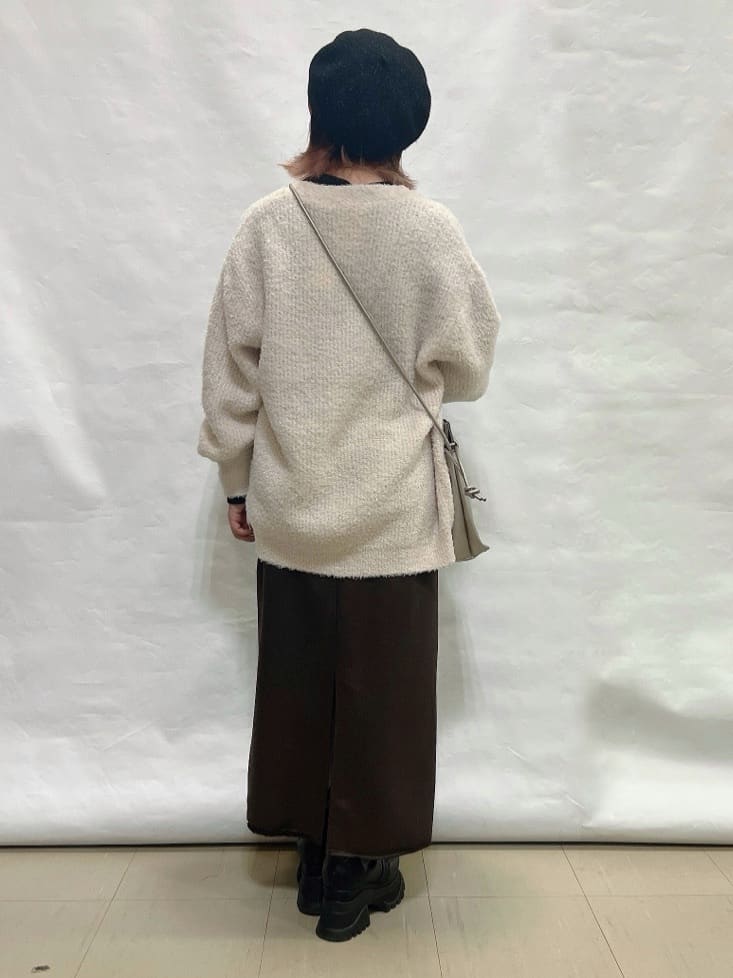 YUIさんの「SHOO･LA･RUE｜【洗濯機可】やわらかレザー調ナロースカート」を使ったコーディネート
