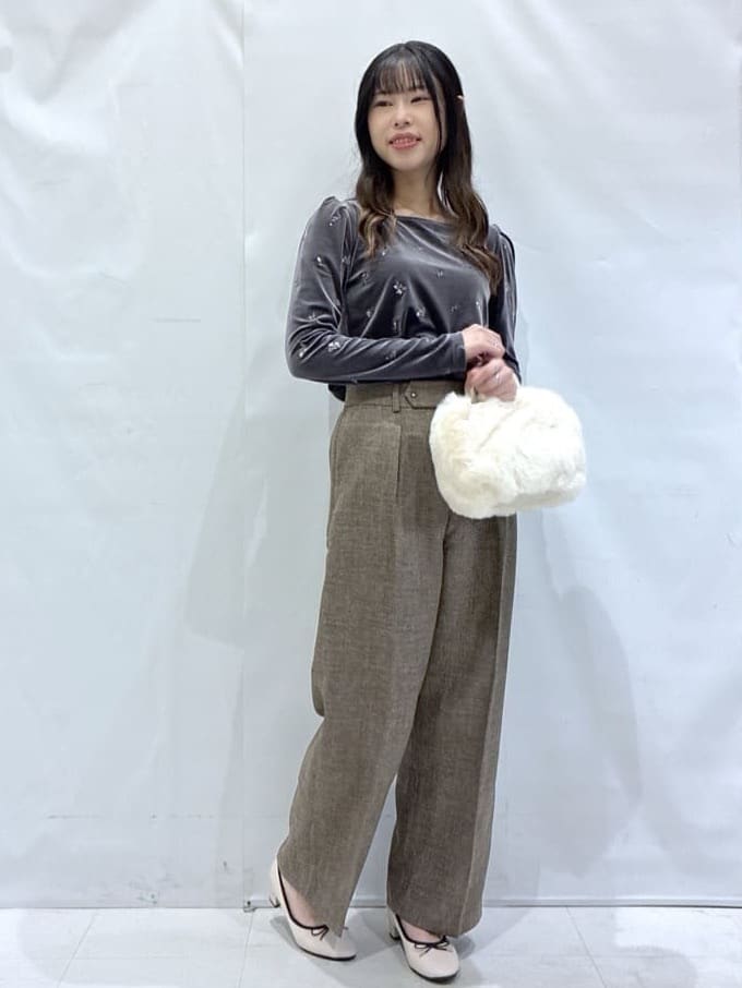 komaさんの「OPAQUE.CLIP｜バックシャン小花刺繍ベロアトップス【洗濯機OK】」を使ったコーディネート