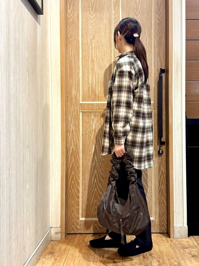 KAORIさんの「SHOO･LA･RUE｜【S-LL】柔らかさが癖になる 起毛コットン オーバーサイズシャツ」を使ったコーディネート