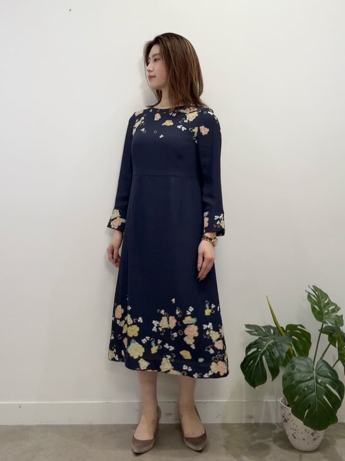 Suma Una本部スタッフさんの「SunaUna｜【co creation and yours／SS～L】花柄パネルワンピース」を使ったコーディネート