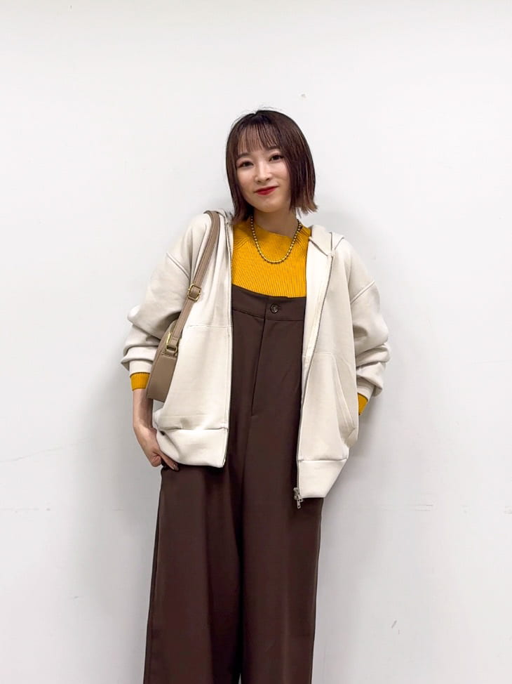 𝐜𝐡𝐢𝐤𝐚さんの「SHOO･LA･RUE｜【S-LL】大人カジュアルに ベアトップ風 キャミサロペット」を使ったコーディネート