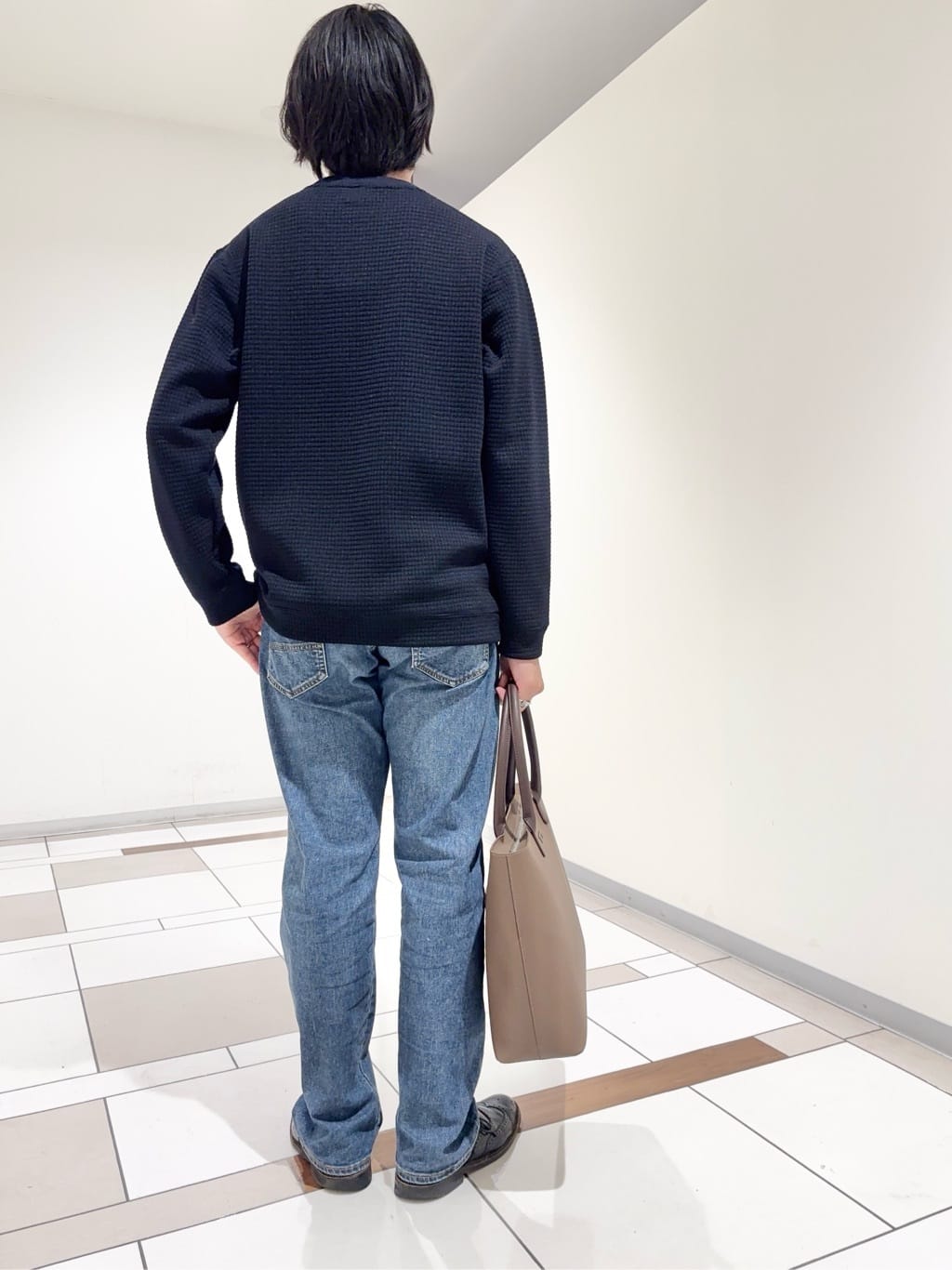 及川さんの「TAKEO KIKUCHI｜ニットライク プルオーバー」を使ったコーディネート