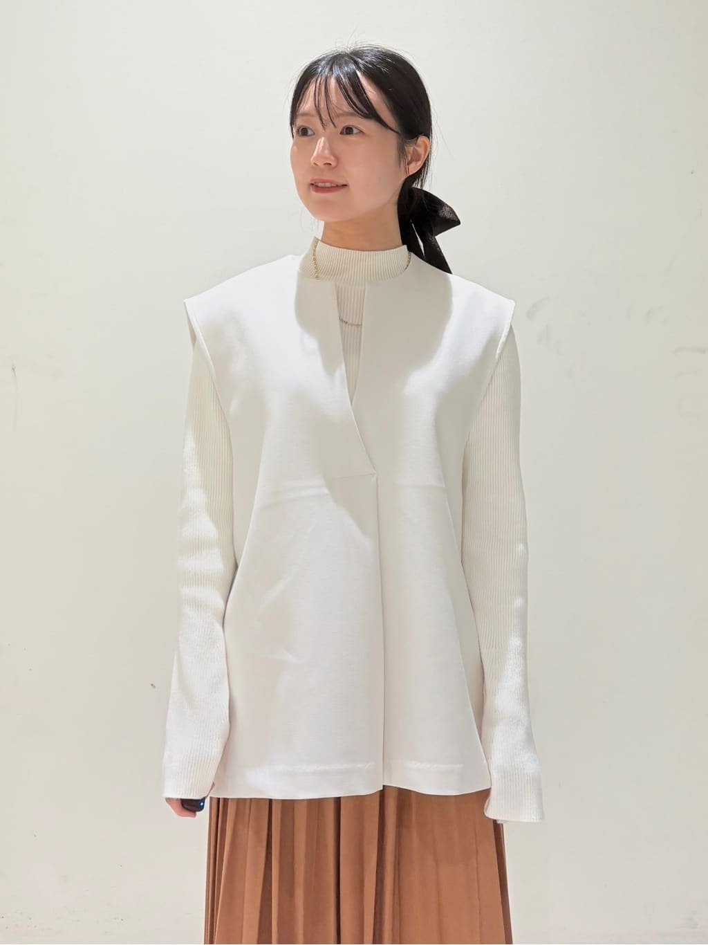 きみさんの「OPAQUE.CLIP｜フェイクスウェードプリーツスカート【静電気防止加工／洗濯機OK】」を使ったコーディネート