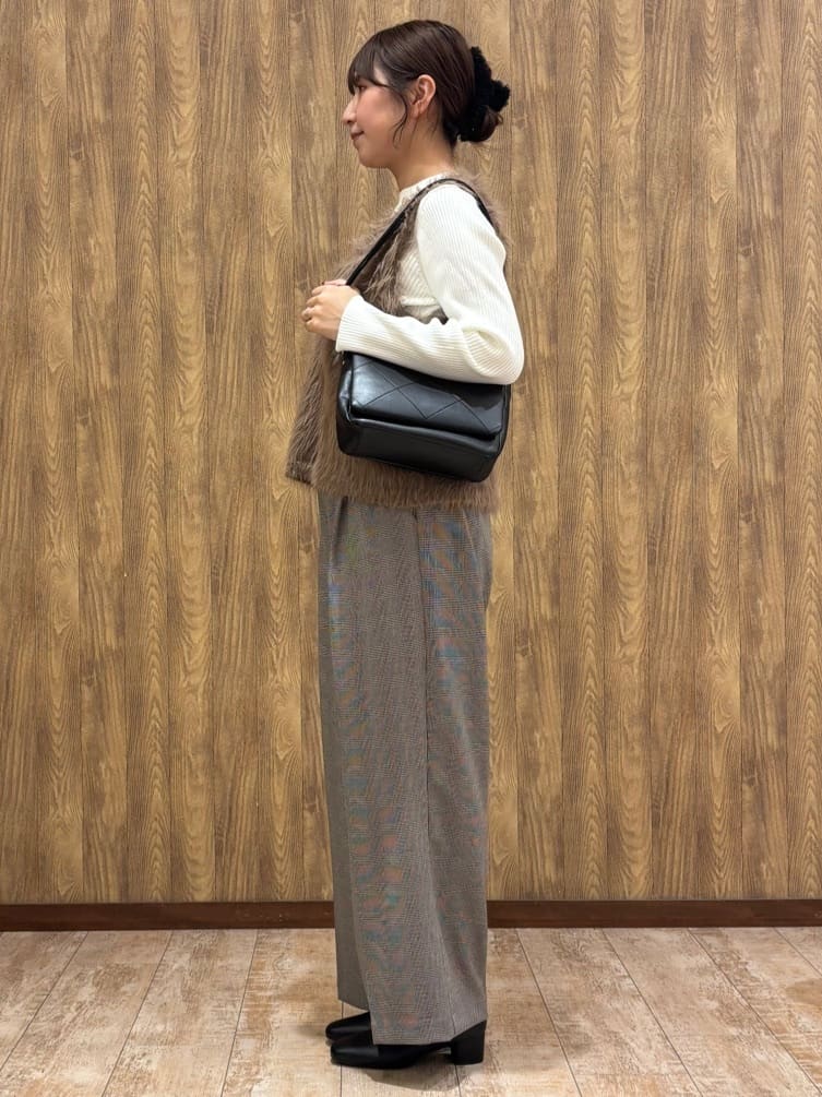 Haruさんの「SHOO･LA･RUE｜【高レビュー/2点セット】着るだけでコーデが決まる フェザーニットベスト&times;リブニット」を使ったコーディネート
