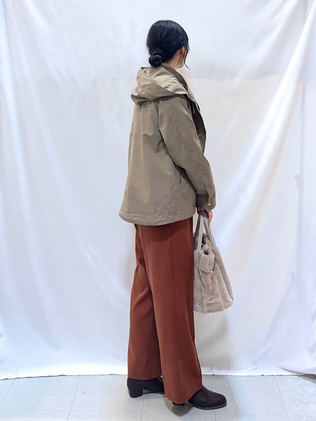 𝐇𝐢𝐫𝐨𝐦𝐢さんの「SHOO･LA･RUE｜【洗濯機可/S-LL/高レビュー】上品シルエットで美しい イージーワイドパンツ」を使ったコーディネート