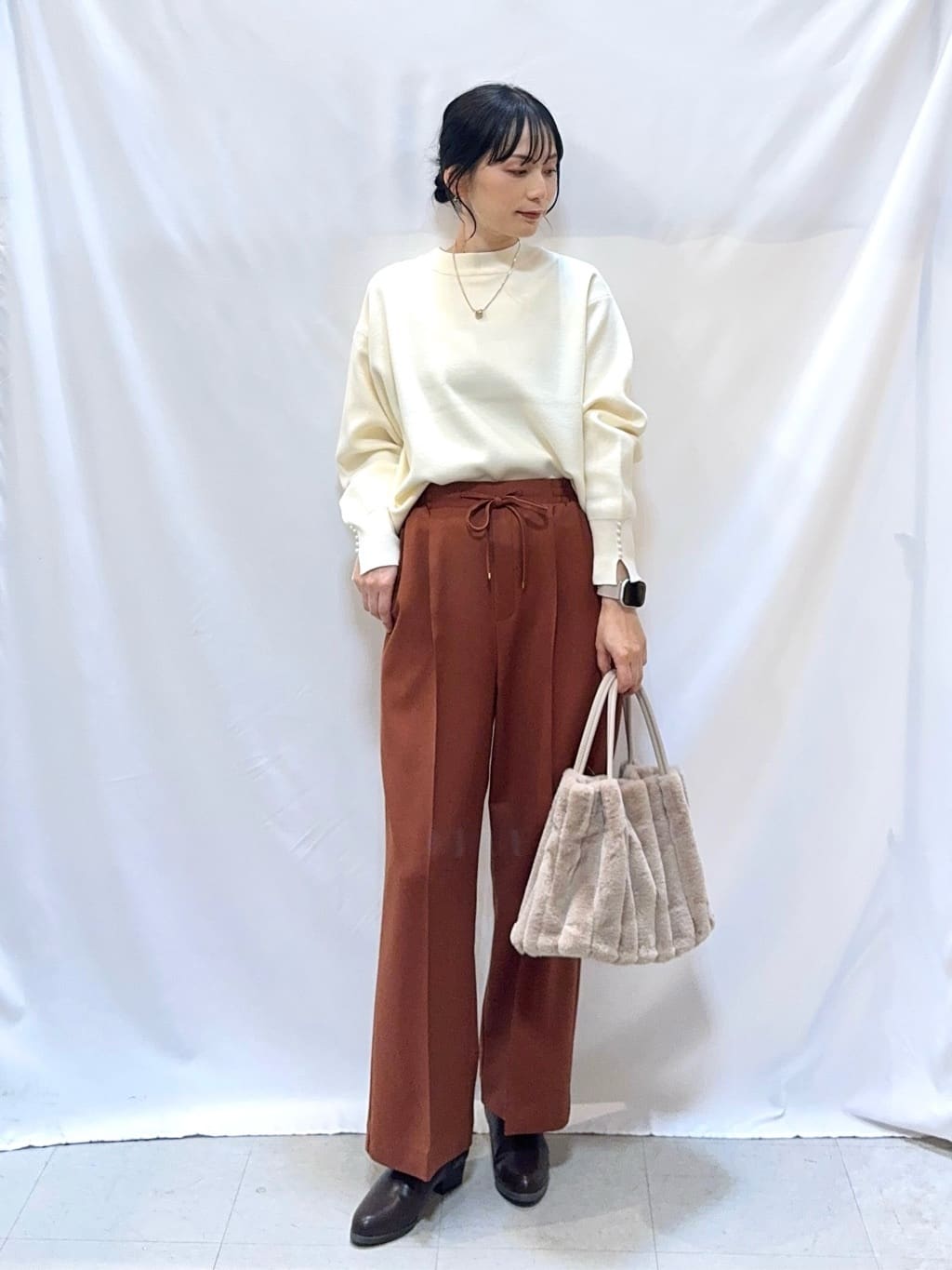 𝐇𝐢𝐫𝐨𝐦𝐢さんの「SHOO･LA･RUE｜【洗濯機可/S-LL/高レビュー】上品シルエットで美しい イージーワイドパンツ」を使ったコーディネート