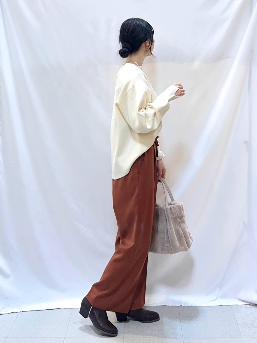 𝐇𝐢𝐫𝐨𝐦𝐢さんの「SHOO･LA･RUE｜【洗濯機可/S-LL/高レビュー】上品シルエットで美しい イージーワイドパンツ」を使ったコーディネート