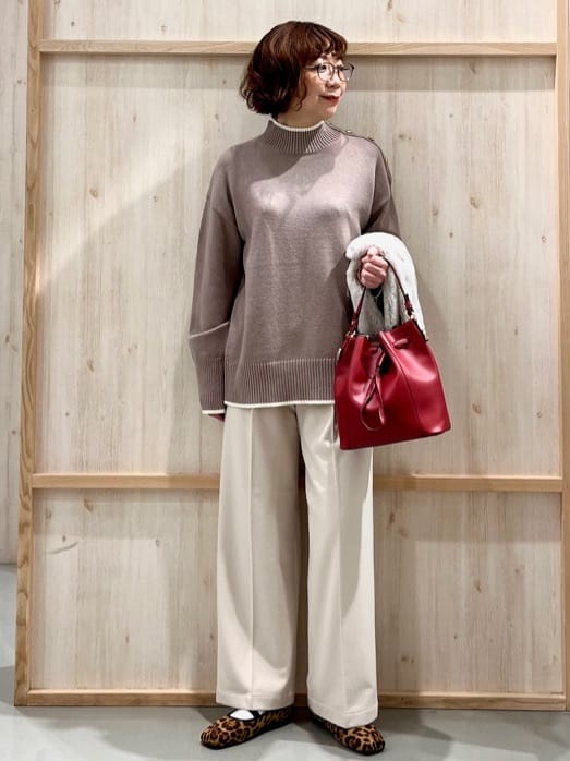 nakoさんの「THE SHOP TK｜【インしないで着られる】金ボタン ハイネックニット/毛玉になりにくい/静電気防止/洗濯機OK」を使ったコーディネート