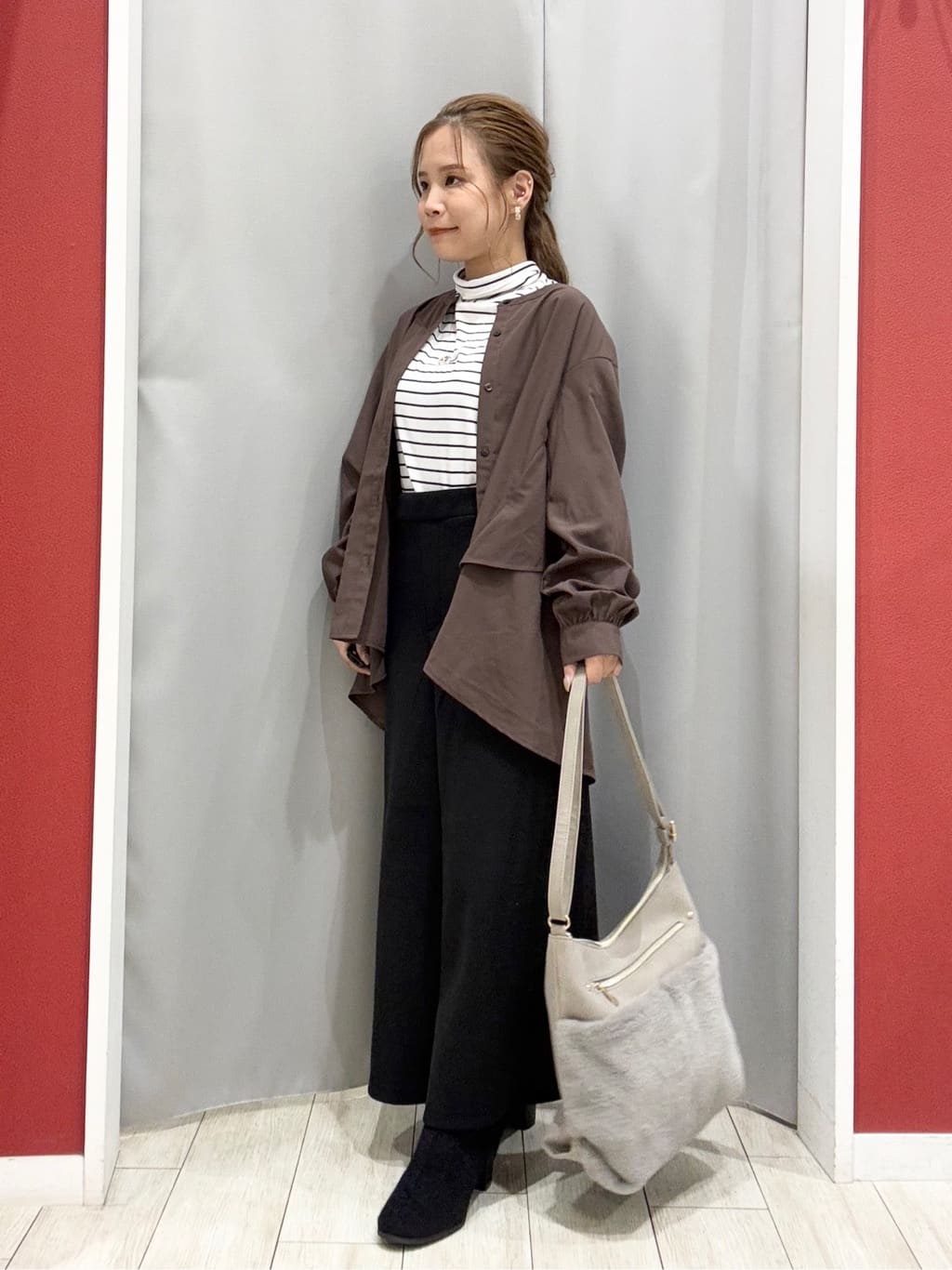 shioさんの「SHOO･LA･RUE｜【洗濯機可/S-LL】後ろ姿も抜かりなく バックフリルシャツ」を使ったコーディネート