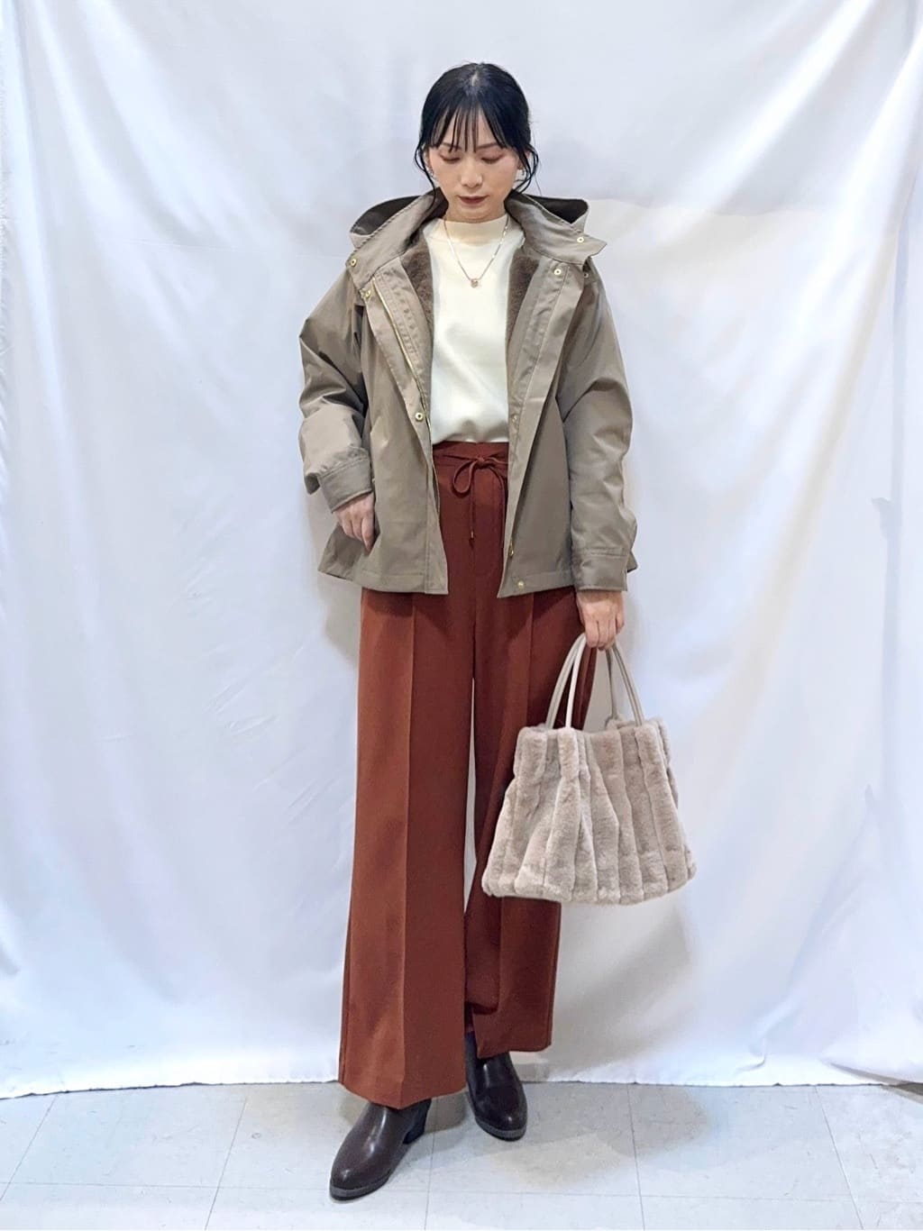 𝐇𝐢𝐫𝐨𝐦𝐢さんの「SHOO･LA･RUE｜【洗濯機可/S-LL/高レビュー】上品シルエットで美しい イージーワイドパンツ」を使ったコーディネート