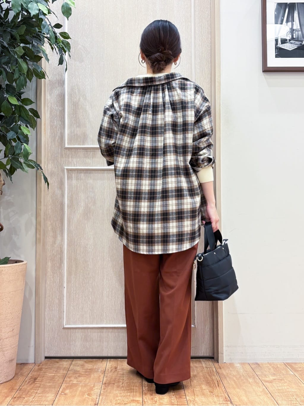 なみさんの「SHOO･LA･RUE｜【洗濯機可/ちくちくしにくい】大人のための スウェットライク刺繍ロゴニット」を使ったコーディネート