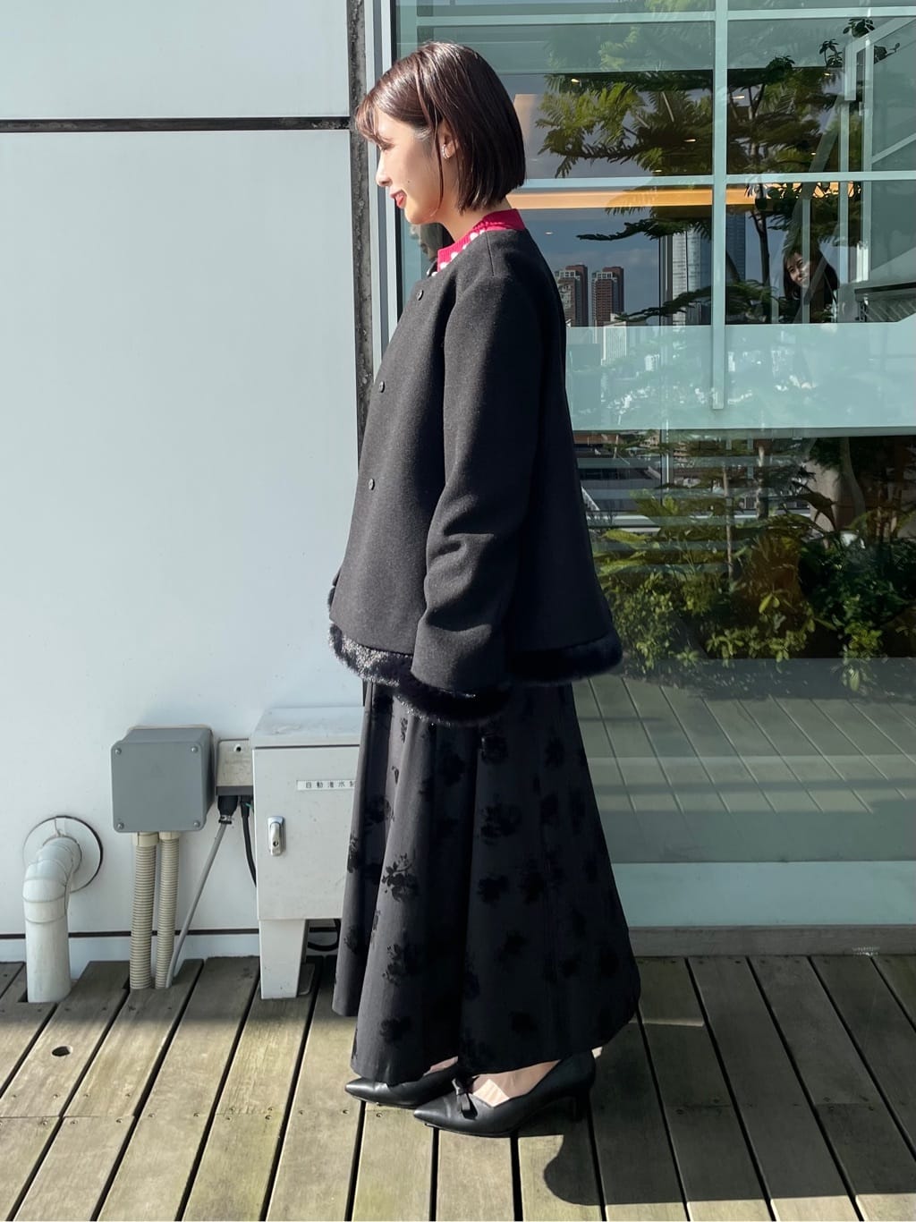 abeさんの「Couture brooch｜【美シルエット・通勤】フロッキーフラワープリントスカート」を使ったコーディネート